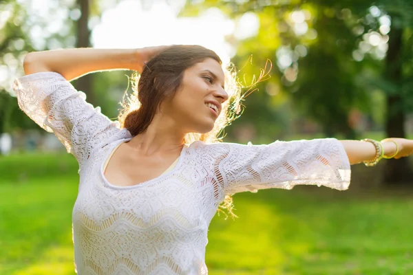 Fille multi-ethnique profitant de la chaleur d'un coucher de soleil — Photo