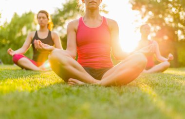 doğada yoga yaparken 3 kadın grubu