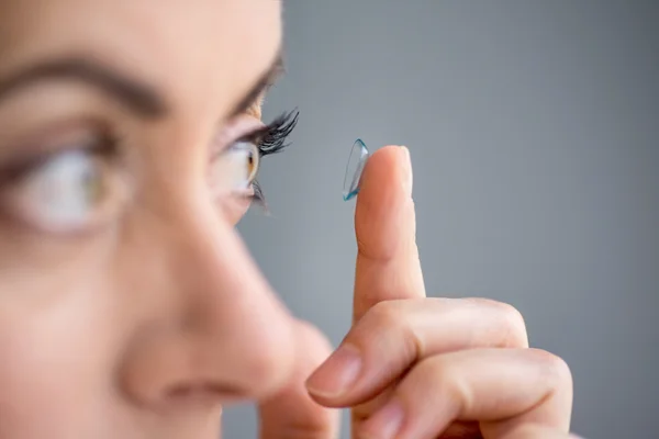 Mujer de cuarenta años insertando lentes de contacto — Foto de Stock