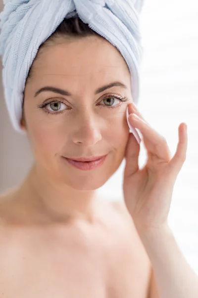 Attraktive Frau in den Vierzigern beim Abschminken — Stockfoto