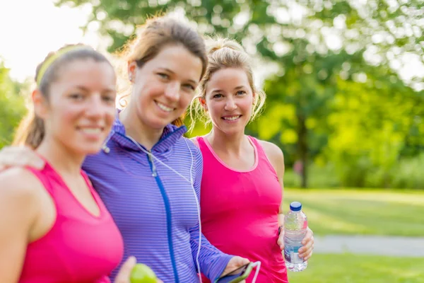 Přátelství a fitness v parc — Stock fotografie