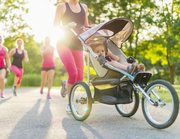 Actieve moeder joggen — Stockfoto