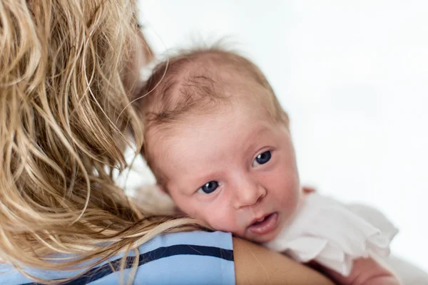 Baby girl on her mother's shoulder — Stock Photo, Image