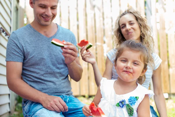 Família tendo melancia em um piquenique — Fotografia de Stock
