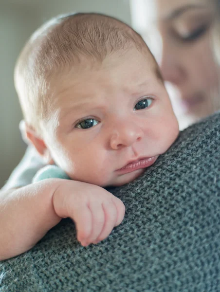 Симпатичный новорожденный на сером фоне — стоковое фото