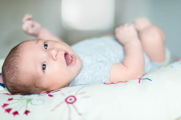 Bonito bebê recém-nascido série em cinza — Fotografia de Stock