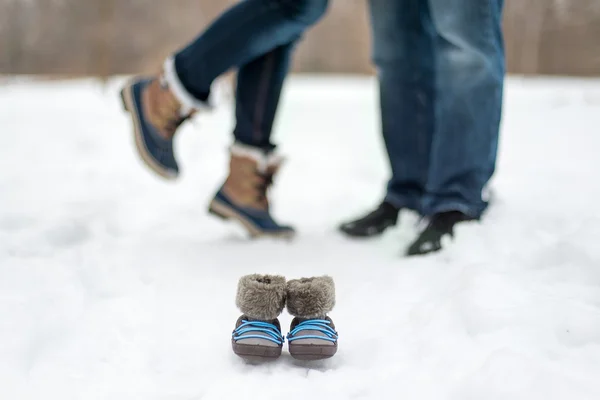 Embarazada pareja siendo cariñosa en invierno —  Fotos de Stock