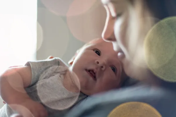 Lindo bebé recién nacido serie con filtro bokeh pastel — Foto de Stock