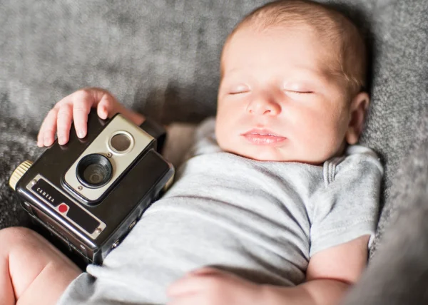 Schattige pasgeboren baby serie op grijs — Stockfoto