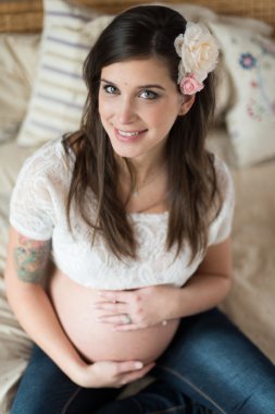 hamile bir genç kadının doğal ışık portre