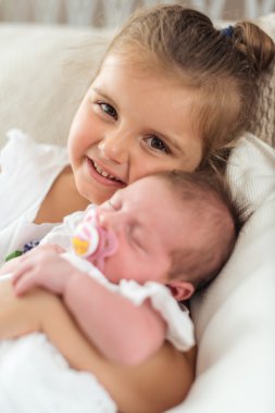 onun yeni doğan sibbling tutan kız