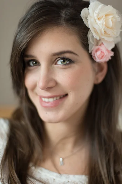 Retrato de luz natural de uma jovem grávida — Fotografia de Stock