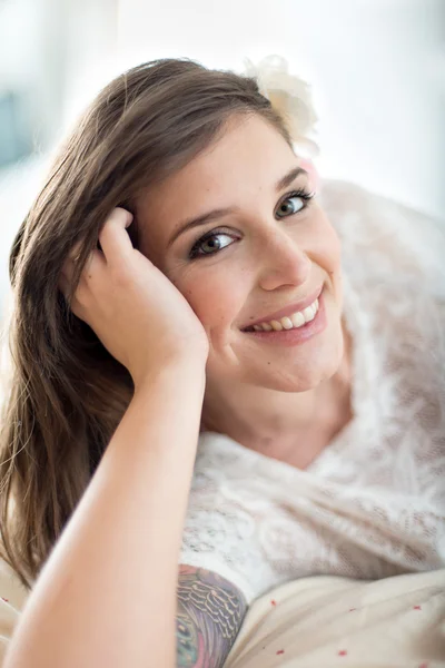 Retrato de luz natural de una mujer atractiva —  Fotos de Stock