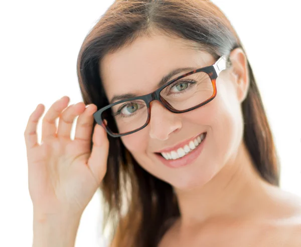 Selbstbewusste Frau mit stylischer Brille — Stockfoto