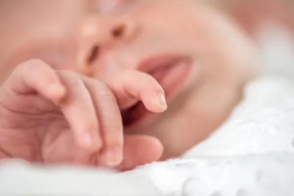 Detail van de mond van een meisje van de baby in de doop jurk — Stockfoto