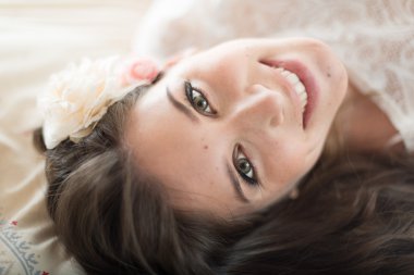 genç bir kadının doğal ışık portre