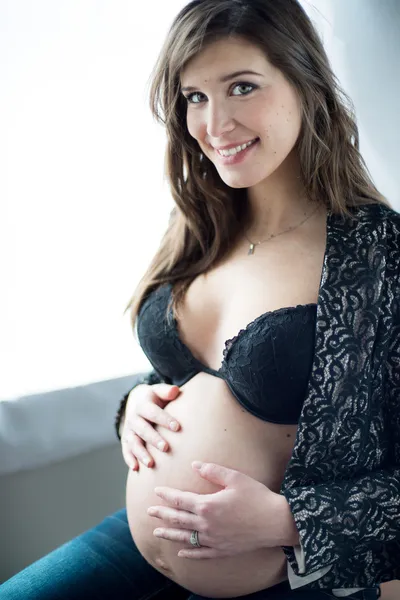 Portrait souriant d'une femme enceinte à la mode — Photo