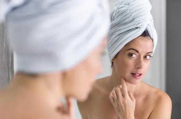 Orta yaşlı kadın aynaya bakıyorum