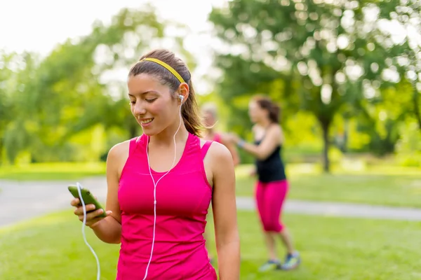 Ascoltare musica aiuta il suo allenamento — Foto Stock