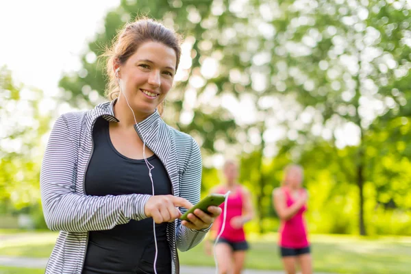 Ascoltare musica aiuta il suo allenamento — Foto Stock