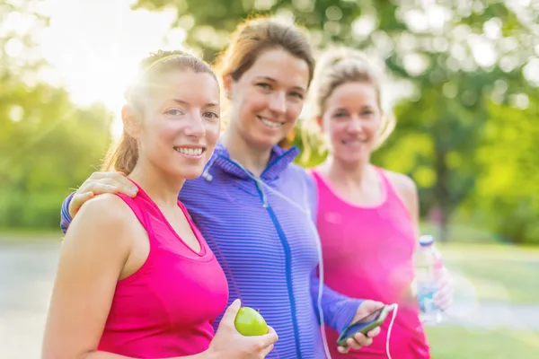 Vänskap och fitness i parc — Stockfoto