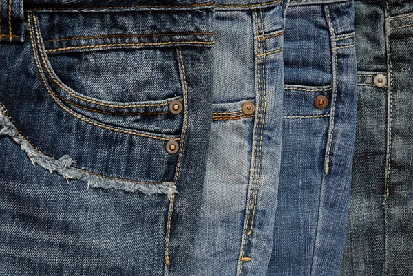 Det är en närbild av högen av jeans. — Stockfoto