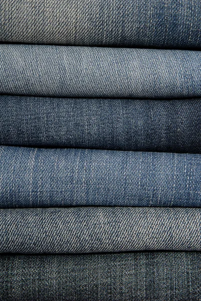Es ist eine Nahaufnahme des Haufens Jeans. — Stockfoto