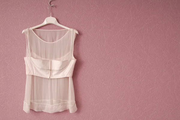 A blusa transparente está no fundo lilás . — Fotografia de Stock