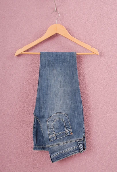 Un blue jeans sono appesi . — Foto Stock
