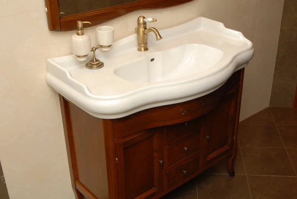 Wassen wastafel is in interieur van badkamer — Stockfoto