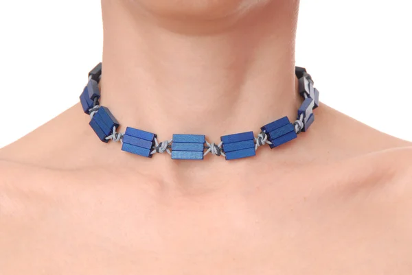 女性の首に青いプラスチック製のネックレス — ストック写真