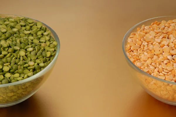 Raw green pea and yellow pea — Stock Photo, Image