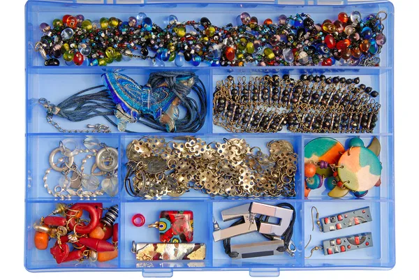Es gibt einige bijouterie in einer Plastikbox. — Stockfoto