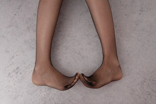 Pernas femininas em malha meias Imagem De Stock