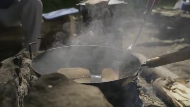 Şenlik ateşinde tavada el yapımı ekmek. Dışarıda ateş yakmak.. — Stok video