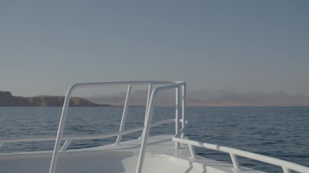 Boat nos bez ludzi pływających na spokojnym morzu w słoneczny dzień. — Wideo stockowe