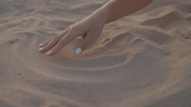 Vrouwelijke hand die strand zand aanraakt. Rustige en rustige strandactiviteit. — Stockvideo