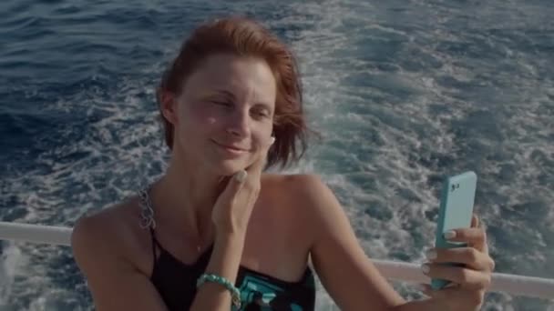 30 'lu yaşlardaki kadın yelkenliyle denize açılmayı ve denizde selfie çekmeyi seviyor.. — Stok video