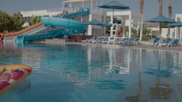 Garçon d'âge préscolaire se détendre sur morceau gonflable de pizza dans la piscine. Enfant insouciant dans la piscine extérieure. — Video