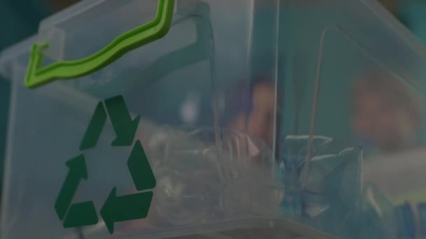 Contenitore di plastica con segno di riciclo verde e bottiglie di plastica cadenti. Persone che selezionano materiali riciclabili. Salva il concetto di pianeta. Smettere di usare plastica. — Video Stock