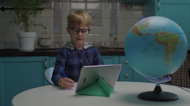 因为在网上接受教育，布朗德学校的孩子戴着眼镜，带着笔在网上授课。儿童的远程学校。从家里上学的孩子. — 图库视频影像