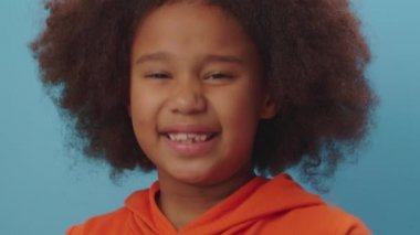 Afrika kökenli güzel bir Amerikalı kız elleriyle kulaklarını kapatıyor ve avazı çıktığı kadar bağırıyor. Çocuk hiçbir şey duymak istemiyor. Childs protesto ediyor.