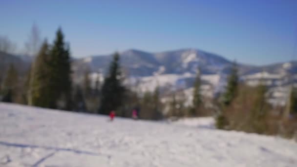 Weibliche Hand zahlt mit Handy und kontaktlosem Terminal im Skigebiet. Frau nutzt Handy-NFC-Bezahlung im Freien im Winter. — Stockvideo