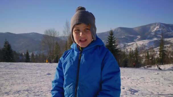 Παιδί με αυτισμό που στέκεται στο χειμερινό βουνό. Αυτιστικό αγόρι έξω.. — Αρχείο Βίντεο