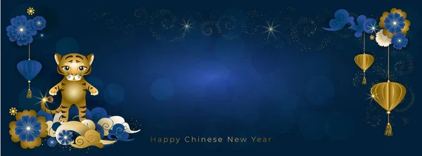 Año Nuevo Chino 2022. Banner con lindo tigre dorado sobre nubes asiáticas, flores azules y linterna dorada sobre fondo azul. Ilustración vectorial. — Archivo Imágenes Vectoriales