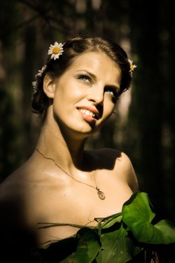 Kız ormanda