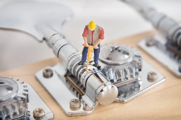 Miniaturní Pracovník Upevnění Basové Kytara Ladění Kolík — Stock fotografie