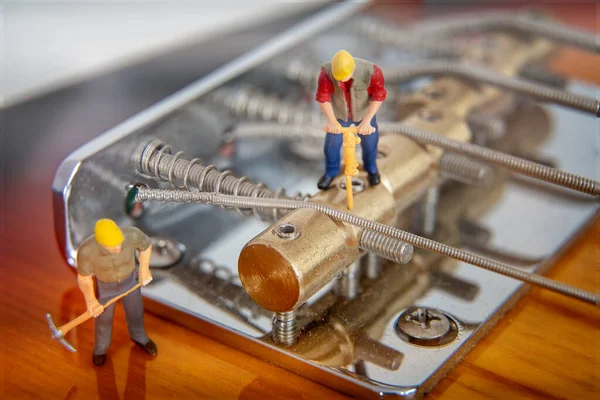 Trabalhadores Miniatura Fixação Ponte Guitarra Baixo — Fotografia de Stock