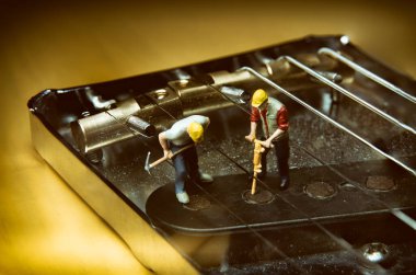 Minyatür İşçiler Elektrikli Gitar Aracı Tamir Ediyor