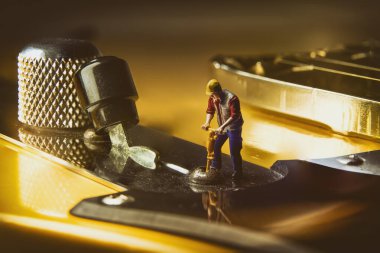 Beton Kırıcı ile Minyatür İşçi Elektrikli Gitar Elektronik Tamiri